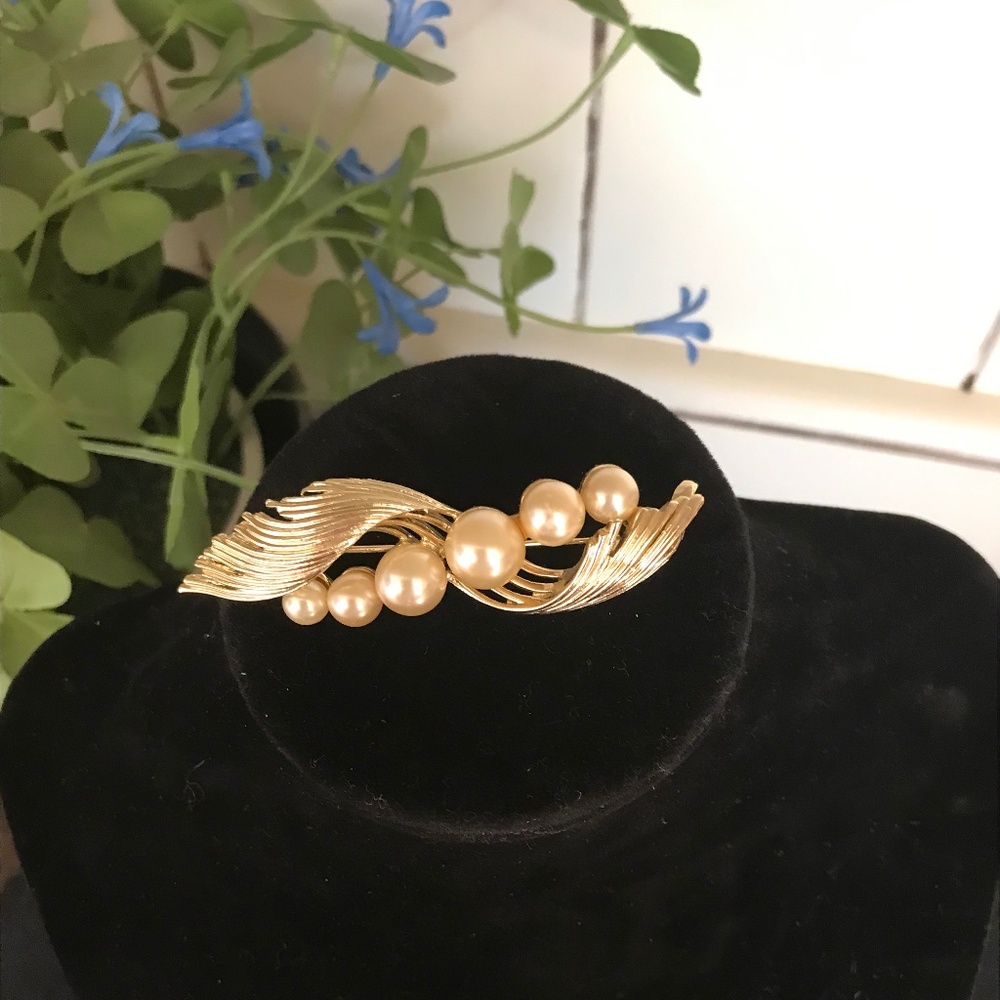 3" Vintage Gold Tone Pearl Brooch